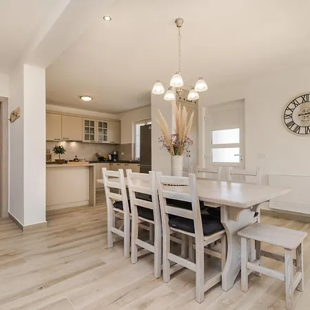 Stancija 1 With Heated Pool