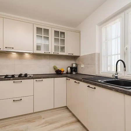 Stancija 1 With Heated Pool *