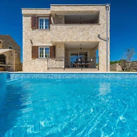 Stancija 1 With Heated Pool *