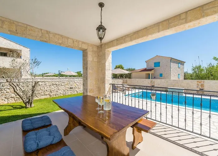 Stancija 1 With Heated Pool *