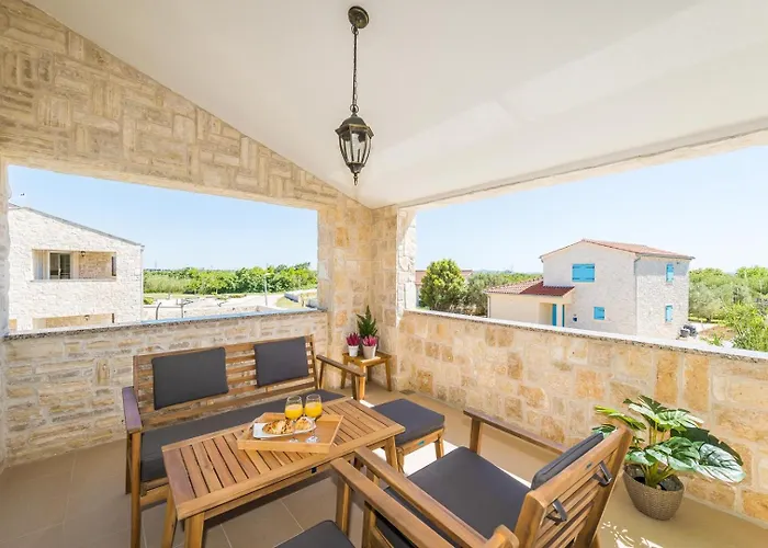 Stancija 1 With Heated Pool *