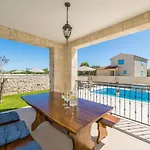 Stancija 1 With Heated Pool *