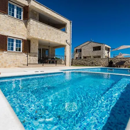 Stancija 1 With Heated Pool Privlaka (Zadar)
