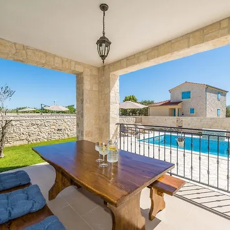 Stancija 1 With Heated Pool *