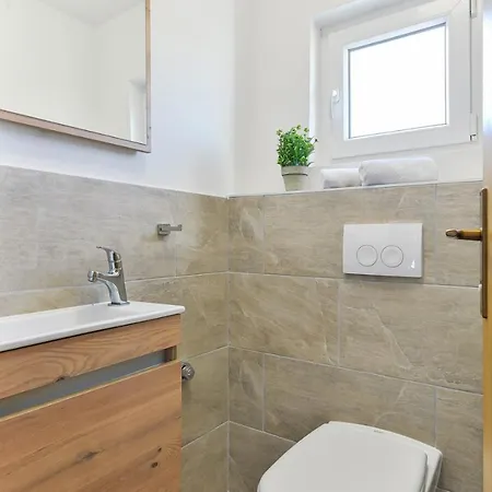 Stancija 1 With Heated Pool *