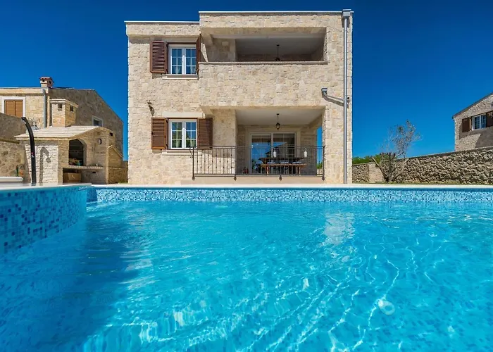 Stancija 1 With Heated Pool *